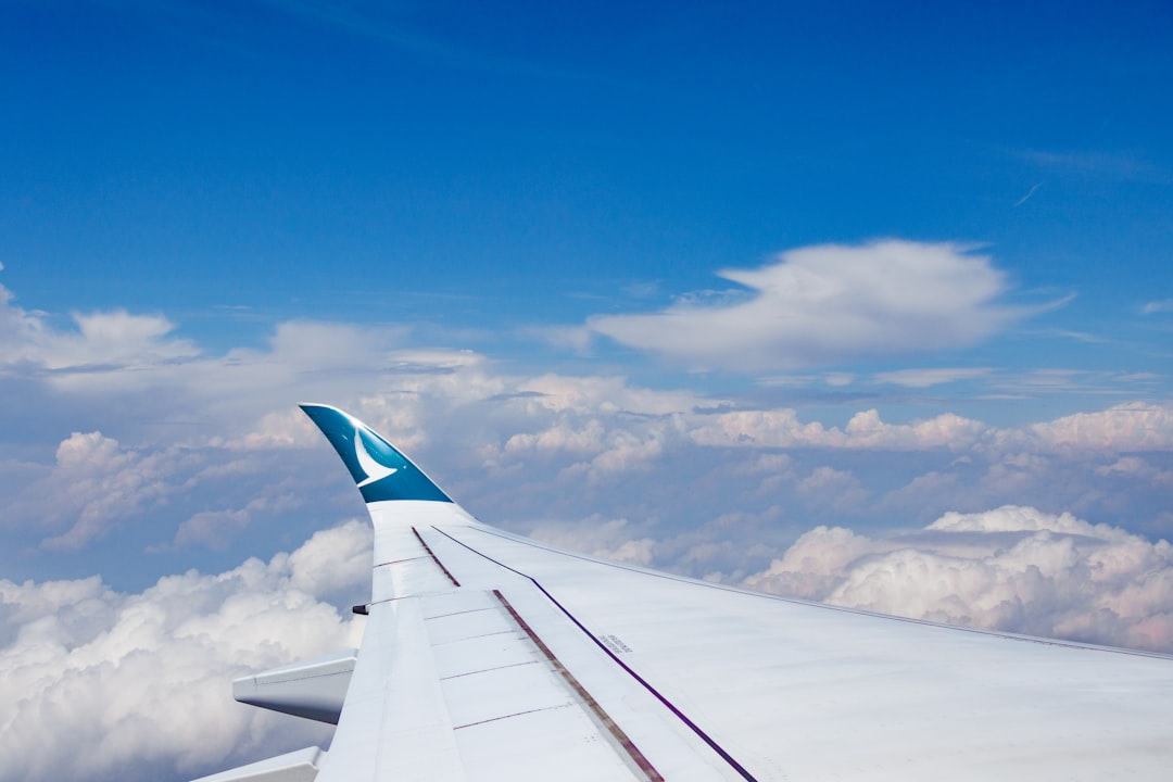 Cathay Pacific et Google utilisent l’IA pour réduire l’impact climatique des traînées de condensation
