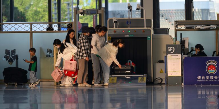 Voyageurs au poste d’inspection filtrage d’un aéroport