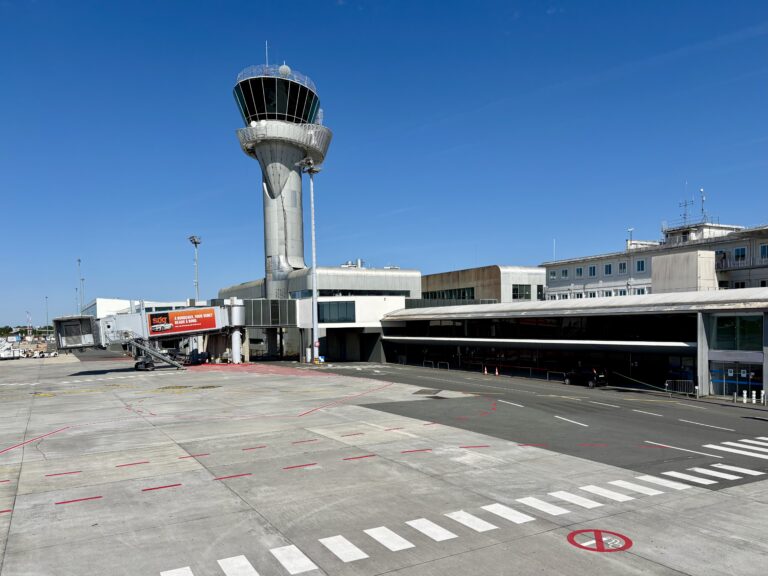 Tour de contrôle de l'aéroport de Bordeaux-Mérignac, illustration de l'enquête sur les aéroports régionaux français