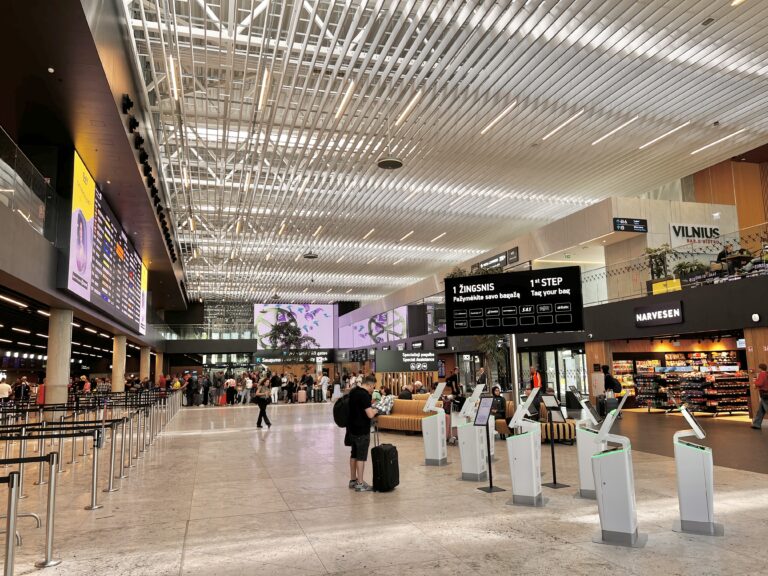 Terminal de l’aéroport international de Vilnius en Lituanie, photographié en juin 2026.