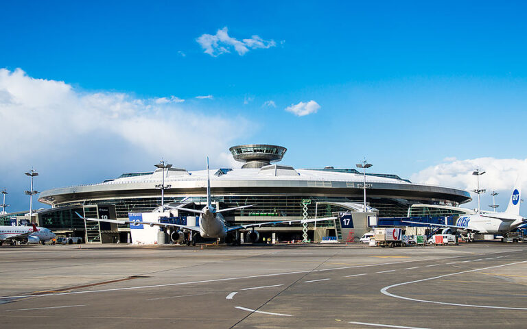 Terminal et avions à l’aéroport international de Moscou-Vnukovo, touché par les restrictions du 17 septembre 2026