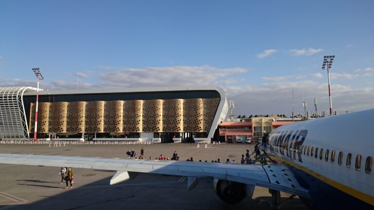Aéroport Marrakech-Ménara, vue du terminal et du tarmac