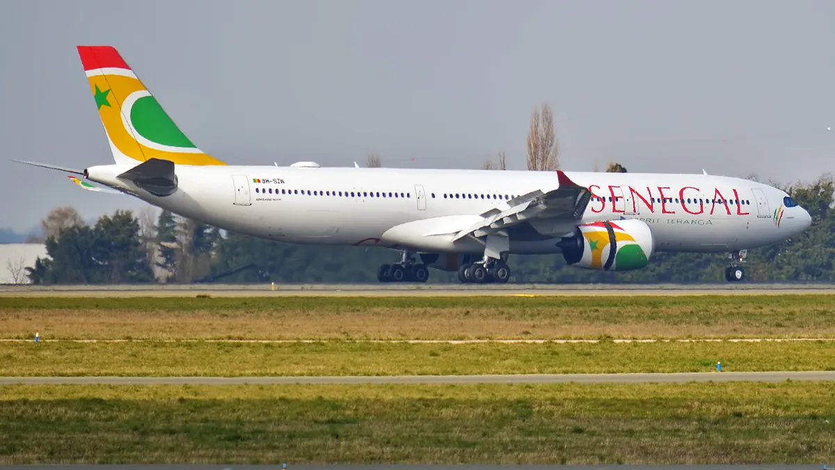 Air Senegal suspends cabin crew: what the parcel-carrying case reveals