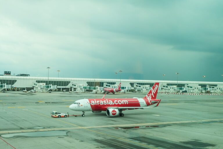 Avion AirAsia à KLIA2, Kuala Lumpur, Malaisie — photo Yoga Sukma via Unsplash
