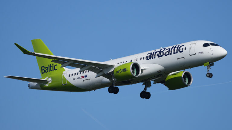 Airbus A220-300 d’airBaltic en approche, illustration de l’article sur la situation financière de la compagnie
