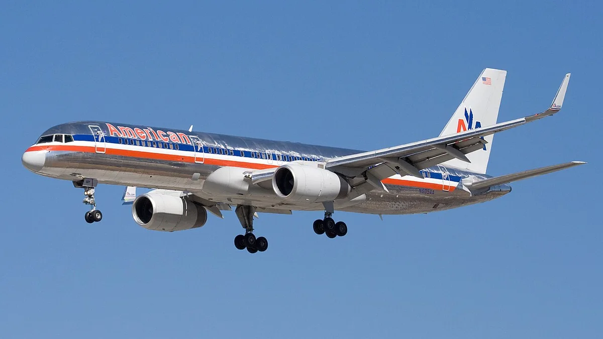 بوينغ 757-200 التابعة لأمريكان إيرلاينز من زاوية أمامية