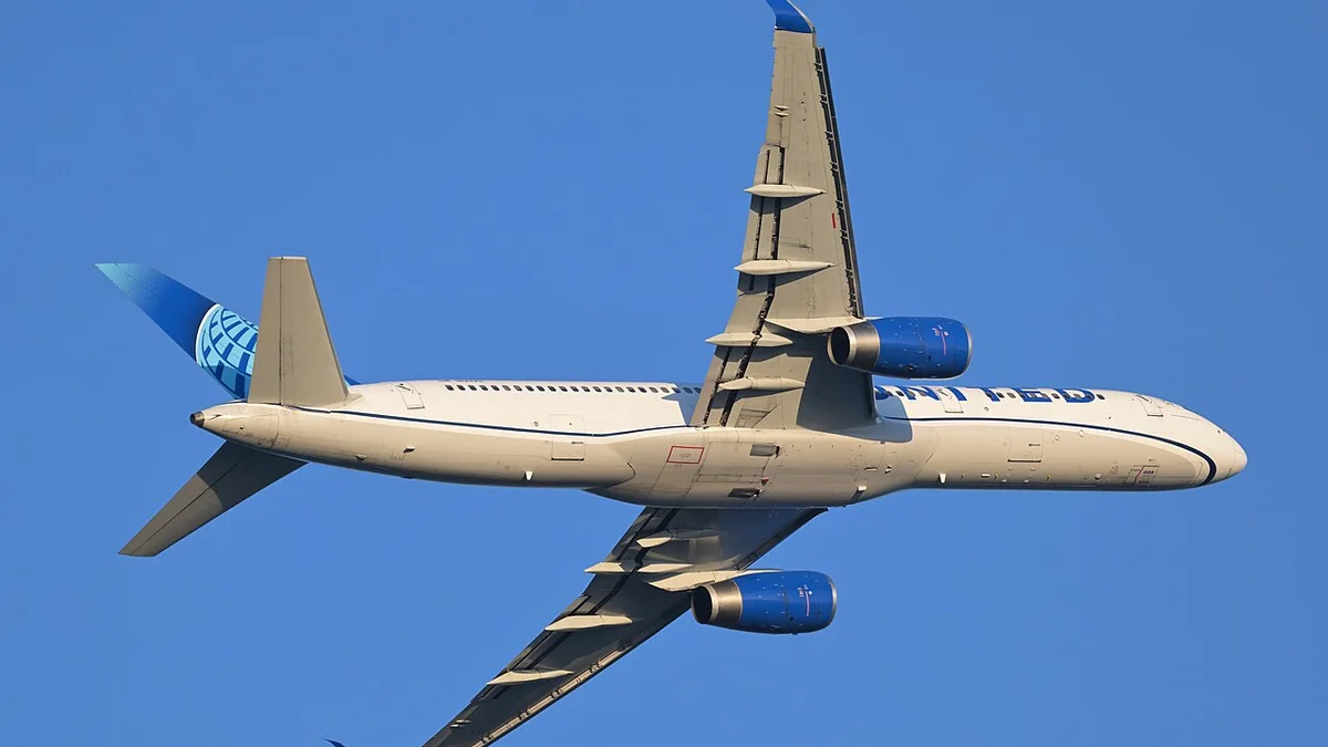بوينغ 757-200 تابعة ليونايتد إيرلاينز أثناء الإقلاع
