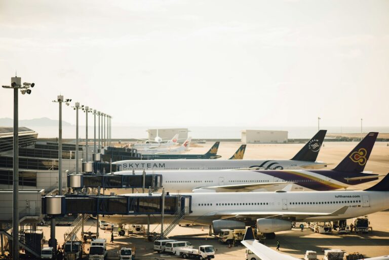Plusieurs avions de compagnies aériennes stationnés côte à côte sur un terminal, illustration de la consolidation du transport aérien européen
