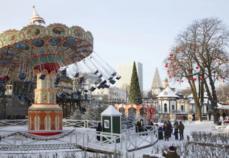 Jardins de Tivoli à Copenhague sous la neige avec décorations de Noël