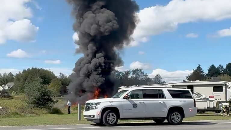 Panache de fumée après le crash d’un F-16 de la Texas Air National Guard près de Grawn dans le Michigan le 17 septembre 2026. Photo : Fred Sobeck via ABC News.