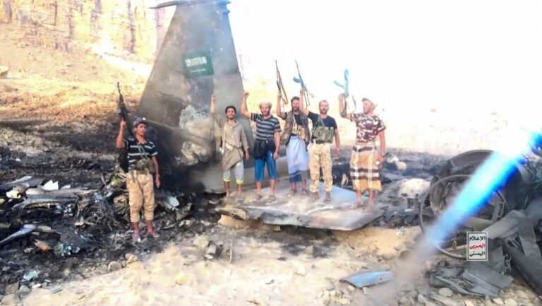 Combattants houthis devant une épave présentée comme celle d’un avion saoudien au Yémen, image diffusée le 16 septembre 2026