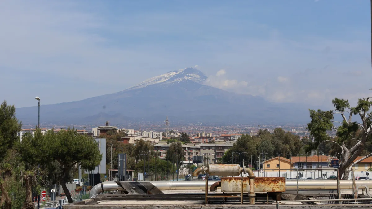 كاتانيا: تمديد إغلاق المطار بسبب استمرار رماد Etna