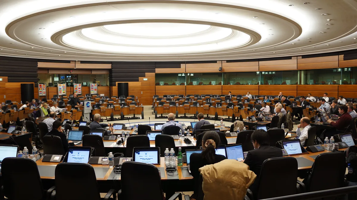 EUROCONTROL : qui contrôle vraiment le ciel européen ?