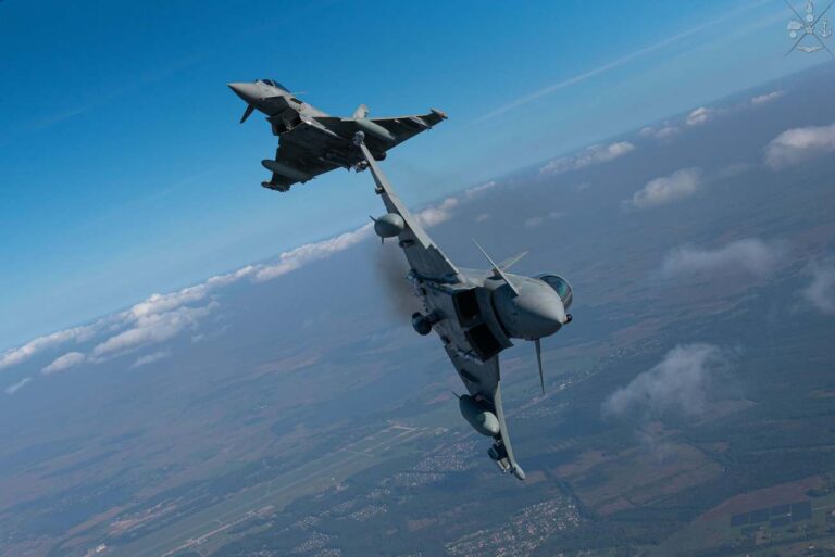 Deux Eurofighter F-2000 de l'Aeronautica Militare en vol lors d'une mission Baltic Air Policing en Lituanie