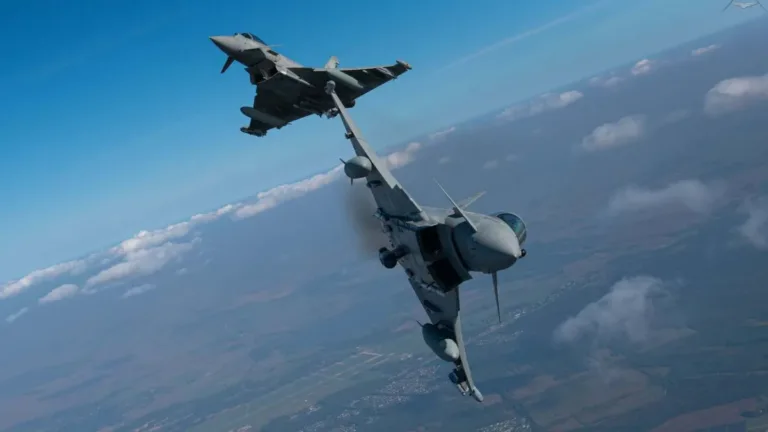 Deux Eurofighter F-2000 de l'Aeronautica Militare en vol lors d'une mission Baltic Air Policing en Lituanie