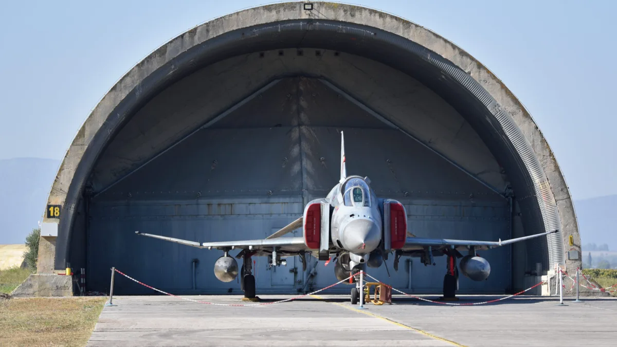 اليونان: ما نعرفه عن تحطم F-4E Phantom في تاناغرا