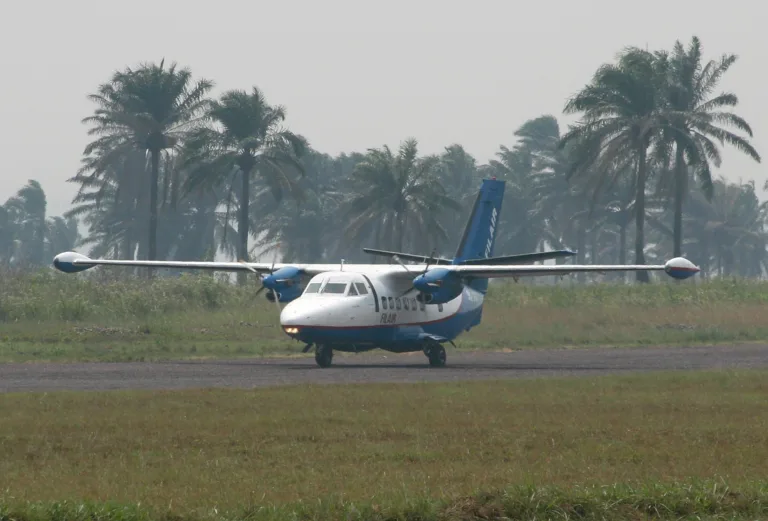 Let L-410 photographié à l'aéroport de Kikwit en République démocratique du Congo