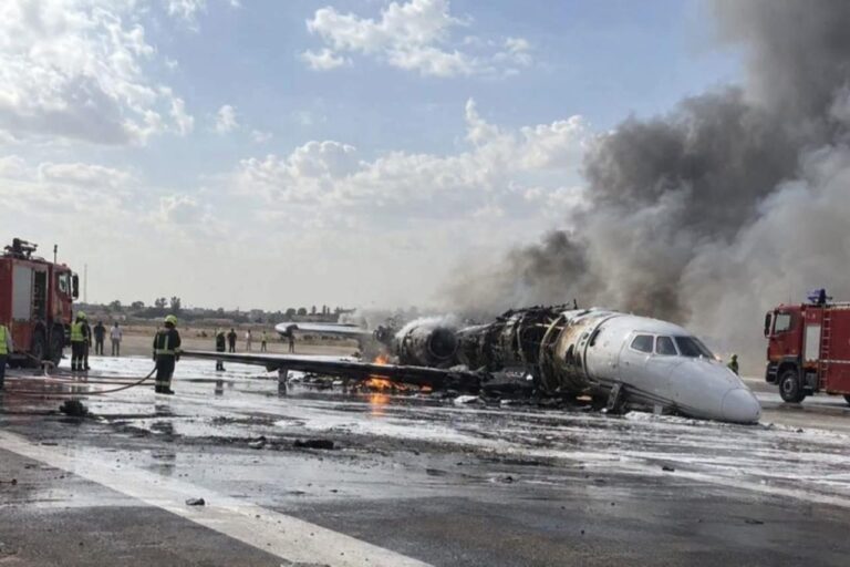 Le Cessna Citation Latitude TC-AKF après sa sortie de piste et son incendie à l'aéroport de Misrata le 14 septembre 2026