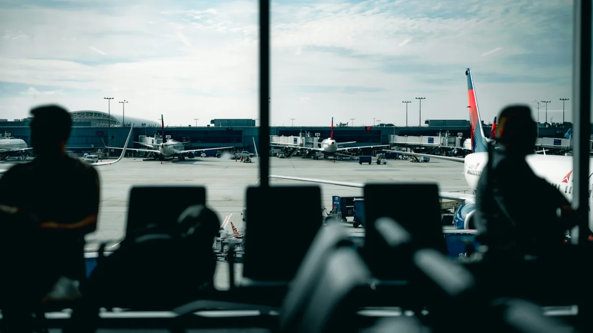 Surbooking : comment les compagnies choisissent qui reste au sol et comment réduire le risque d’être refusé à l’embarquement