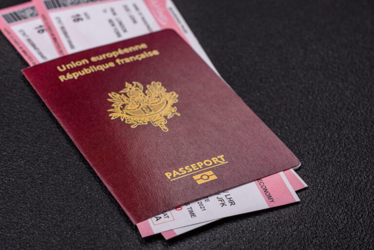 Passeport français posé sur des cartes d’embarquement
