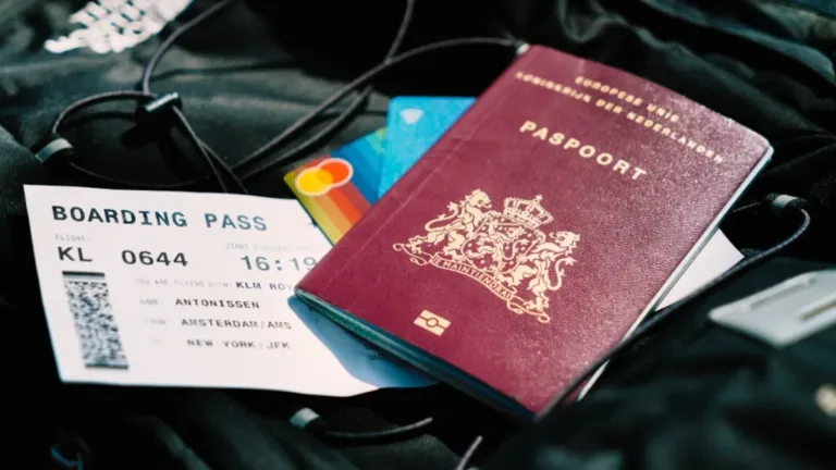 Passeport et réservation de voyage pour illustrer la variation du prix des billets d’avion