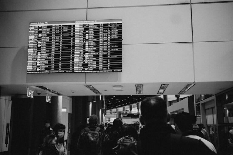 Tableau des départs dans un aéroport illustrant les retards et annulations de vols