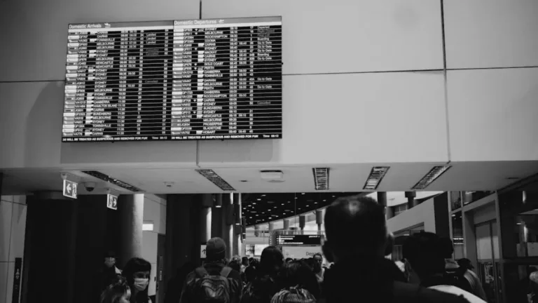 Tableau des départs dans un aéroport illustrant les retards et annulations de vols