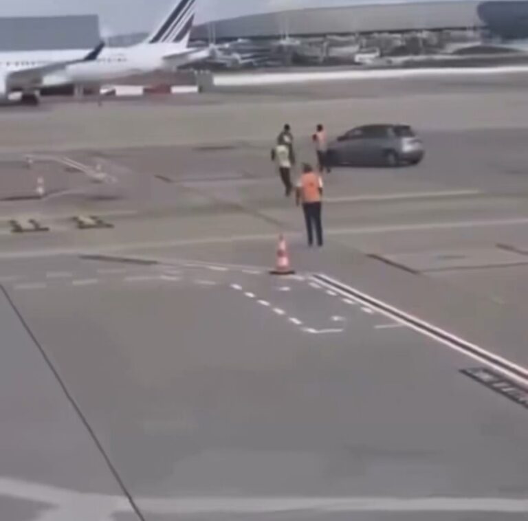 Capture vidéo montrant un homme sur une zone côté piste à Roissy-CDG, avec plusieurs agents à proximité