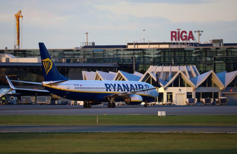 Boeing 737 de Ryanair devant le terminal de l'aéroport de Riga, en Lettonie