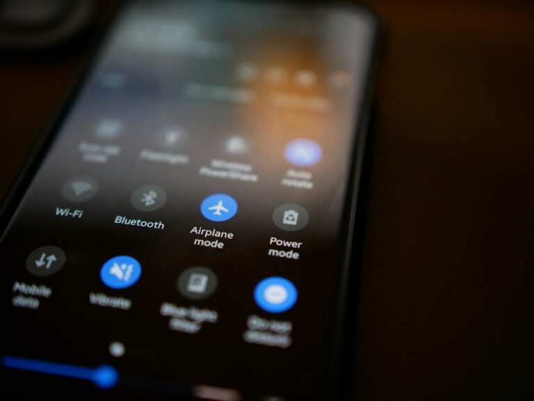 Smartphone utilisé en cabine avec le mode avion activé