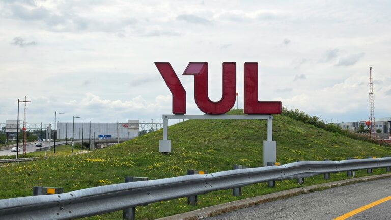 Façade de l’aéroport international Montréal-Trudeau avec le sigle YUL