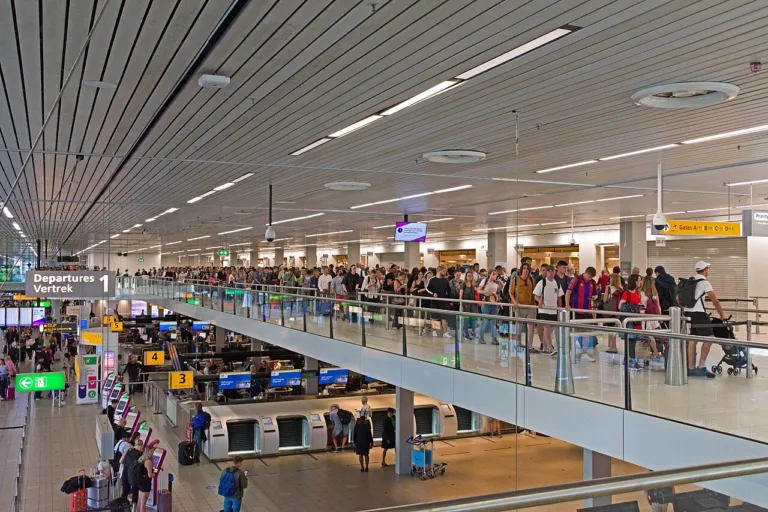 File de voyageurs aux contrôles de sûreté / Passenger queue at airport security, Amsterdam-Schiphol, June 2022.