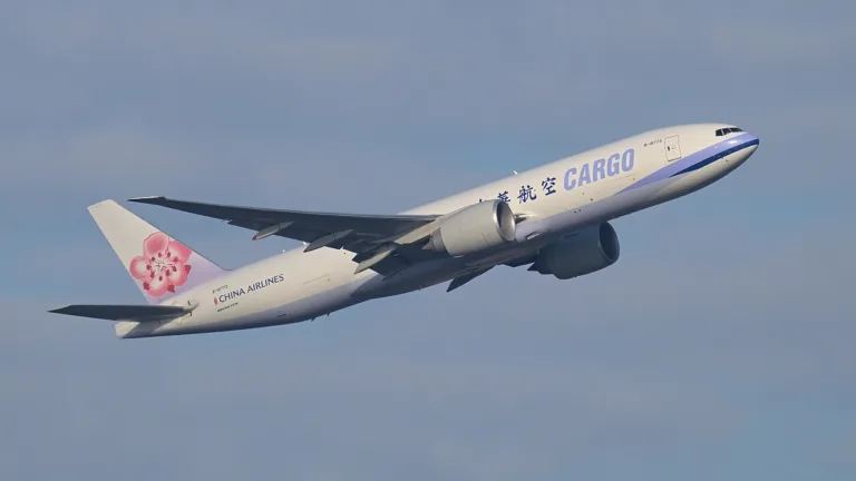 إيرباص A350F تنجح في رحلتها الأولى وتبدأ الاختبارات