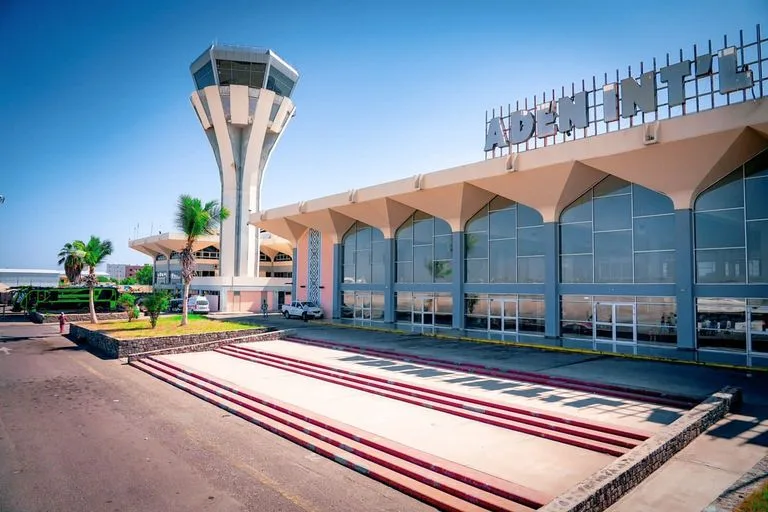 هجوم على مطار عدن: صاروخان ومسيّرات يجبران رحلة من القاهرة على التحويل إلى جدة