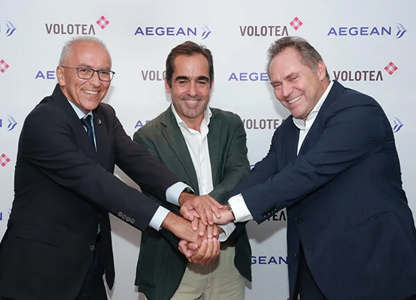 Dimitrios Gerogiannis, Carlos Muñoz et Eftichios Vassilakis devant les logos Aegean et Volotea