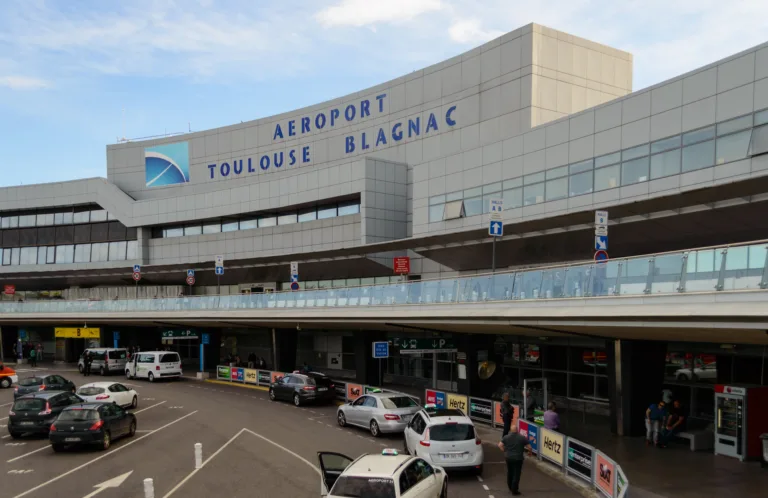 Aérogare de l'aéroport Toulouse-Blagnac photographiée depuis l'extérieur en avril 2016.