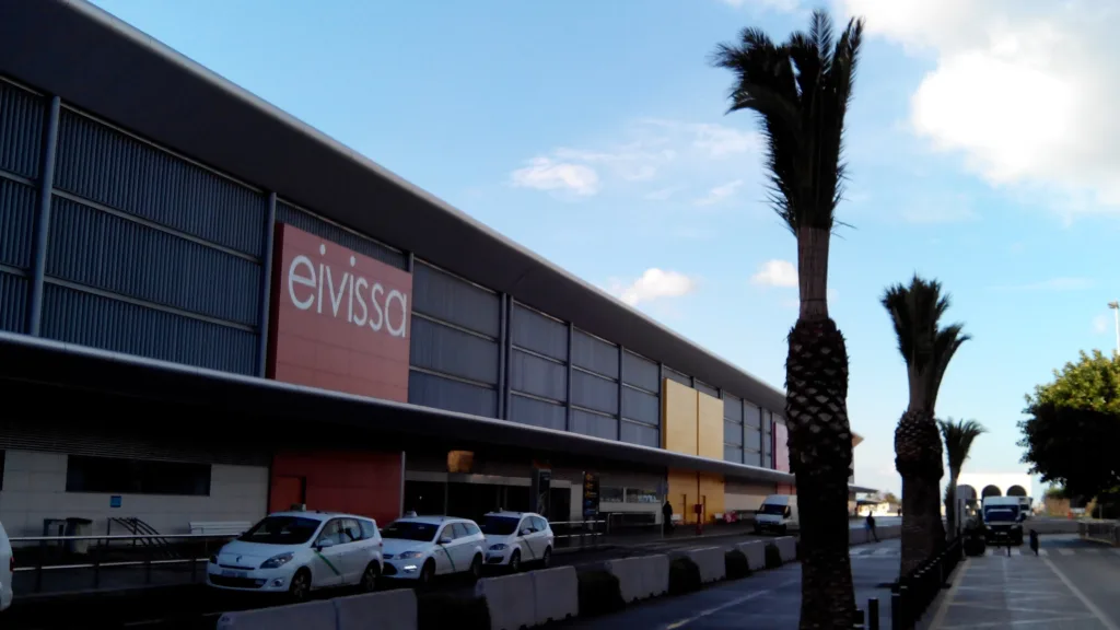 Façade de l'aéroport d'Ibiza, inscription Eivissa, photographie d'archives sans lien direct avec les inondations du 18 octobre 2026