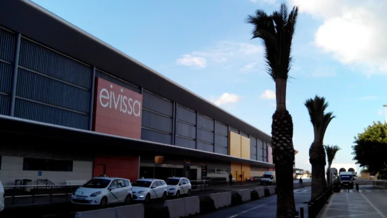 Façade de l'aéroport d'Ibiza, inscription Eivissa, photographie d'archives sans lien direct avec les inondations du 18 octobre 2026