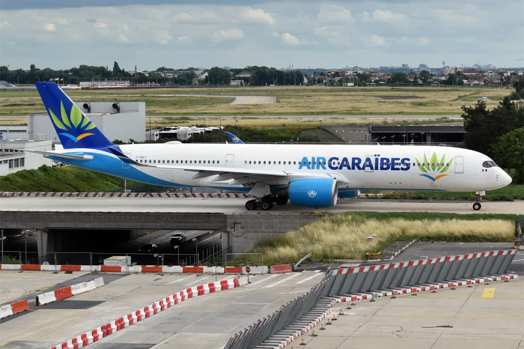 Airbus A350-900 d’Air Caraïbes F-HNET au roulage à Paris-Orly en juin 2019