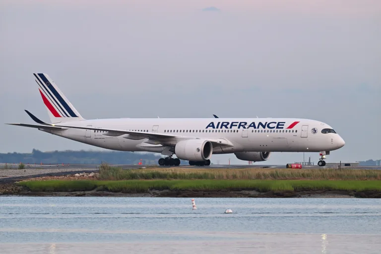 Airbus A350-900 d'Air France immatriculé F-HUVJ au roulage à Boston en juillet 2026