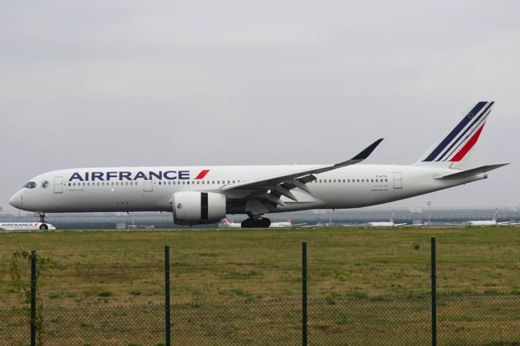 Airbus A350-900 d’Air France immatriculé F-HTYL vu de profil sur la piste 26L de Paris-Charles-de-Gaulle, le 26 septembre 2026 / Air France A350-900 F-HTYL side view on runway 26L at Paris-CDG, 26 September 2026