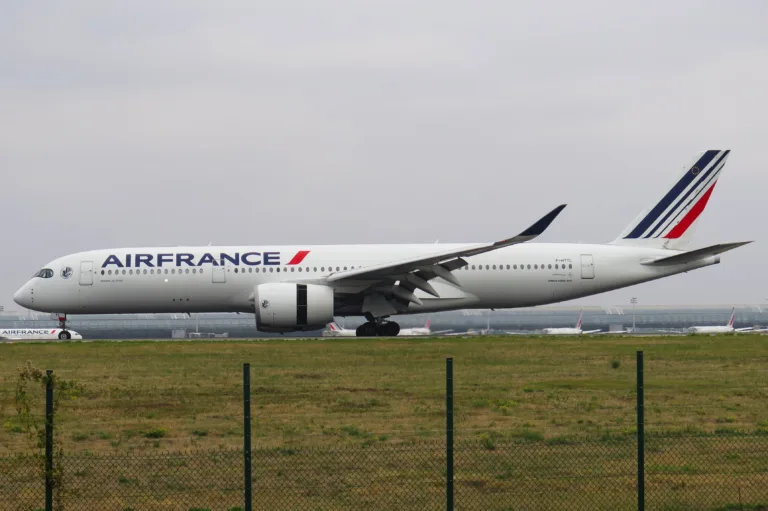 Airbus A350-900 d’Air France immatriculé F-HTYL vu de profil sur la piste 26L de Paris-Charles-de-Gaulle, le 26 septembre 2026 / Air France A350-900 F-HTYL side view on runway 26L at Paris-CDG, 26 September 2026