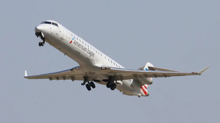 American Eagle CRJ900 N603NN departing Charlotte in April 2022
