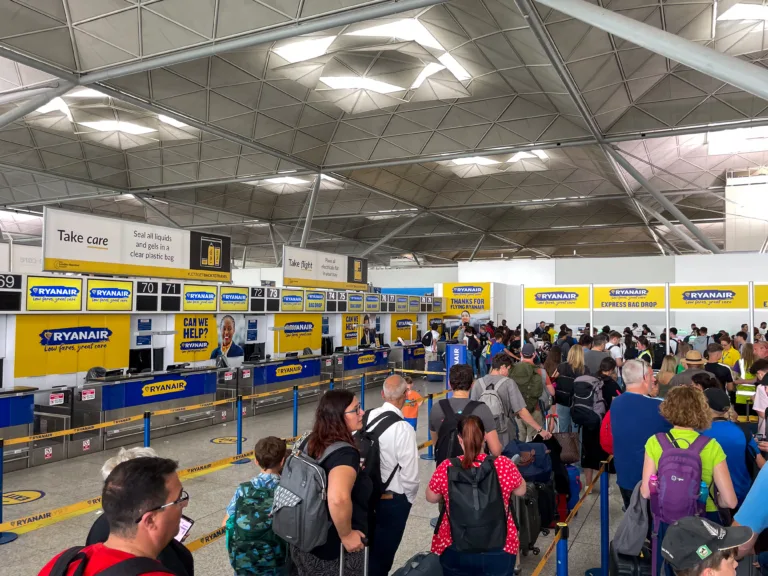 Espace d’enregistrement et de dépôt des bagages Ryanair à Londres-Stansted, photographie d’août 2024