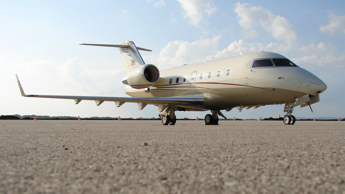 Nigeria : un Challenger 604 perd sa porte en vol, neuf occupants indemnes