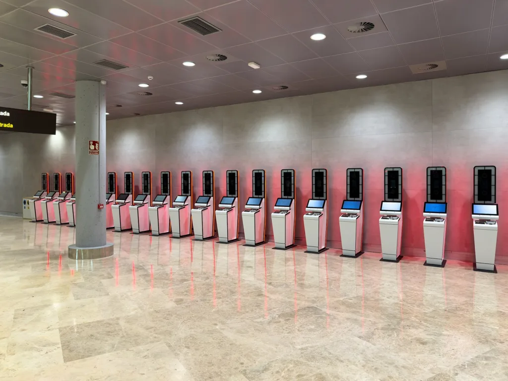 Bornes biométriques du système européen d'entrée et de sortie EES photographiées à l'aéroport de Valence en octobre 2025 / Biometric Entry/Exit System EES kiosks at Valencia Airport photographed in October 2025