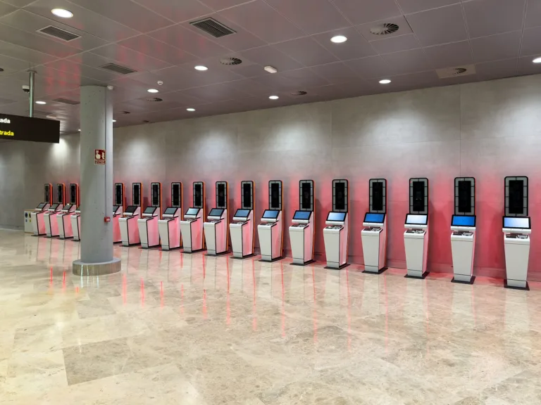 Bornes biométriques du système européen d'entrée et de sortie EES photographiées à l'aéroport de Valence en octobre 2025 / Biometric Entry/Exit System EES kiosks at Valencia Airport photographed in October 2025