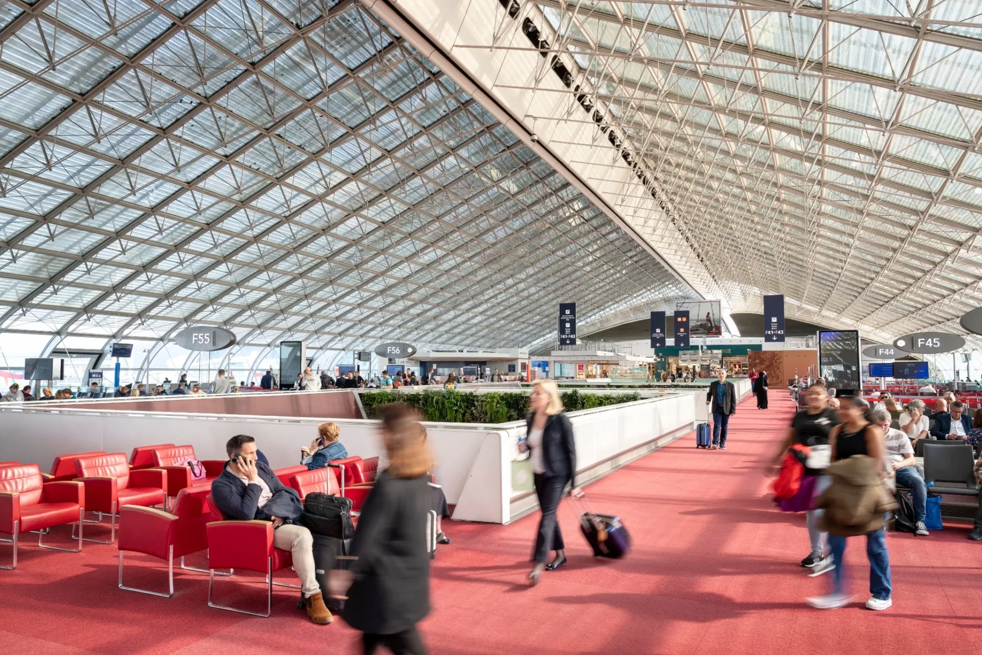 Voyageurs dans la salle d’embarquement du terminal 2F de Paris-Charles-de-Gaulle.