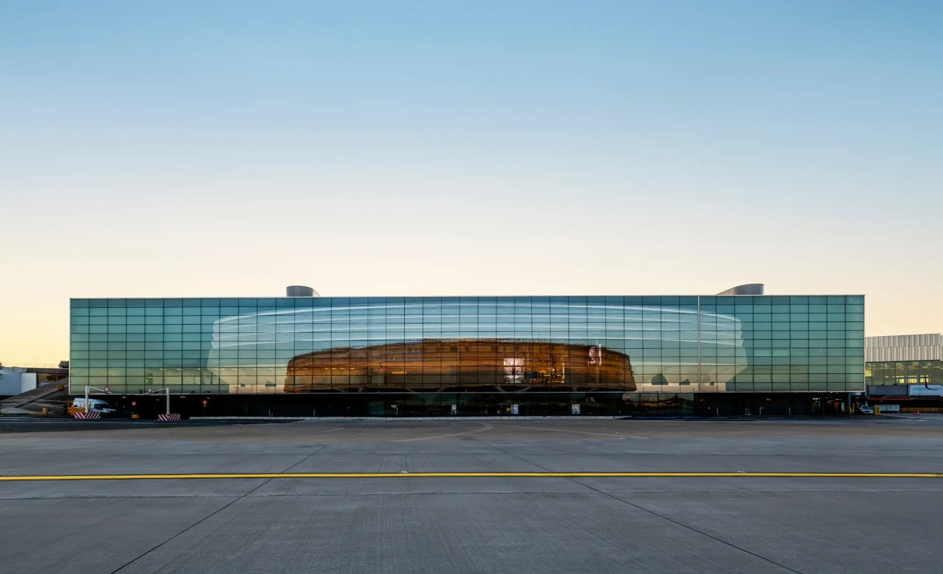 Panorama architectural de l’aéroport Paris-Charles-de-Gaulle.