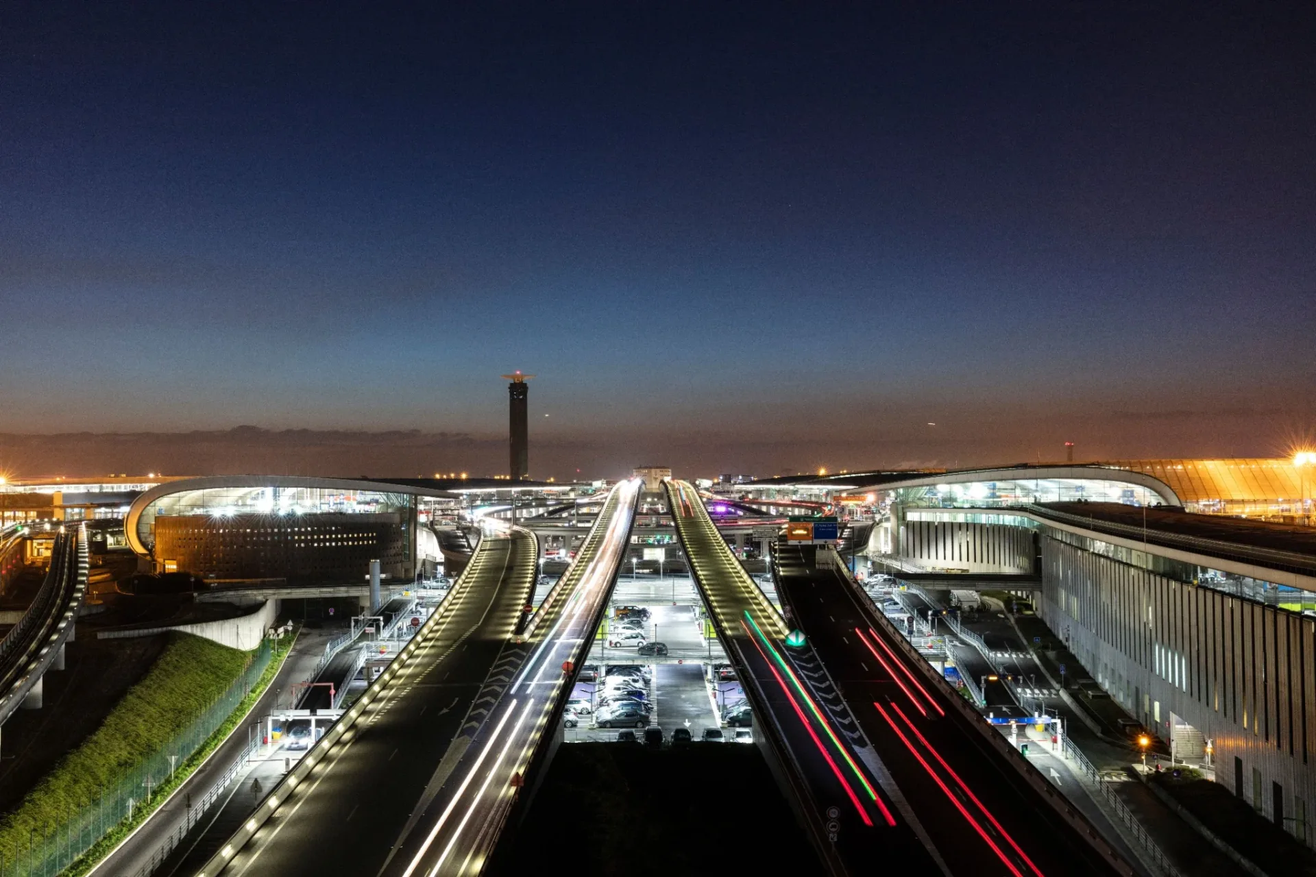 Voies d’accès et infrastructures de Paris-Charles-de-Gaulle au crépuscule.